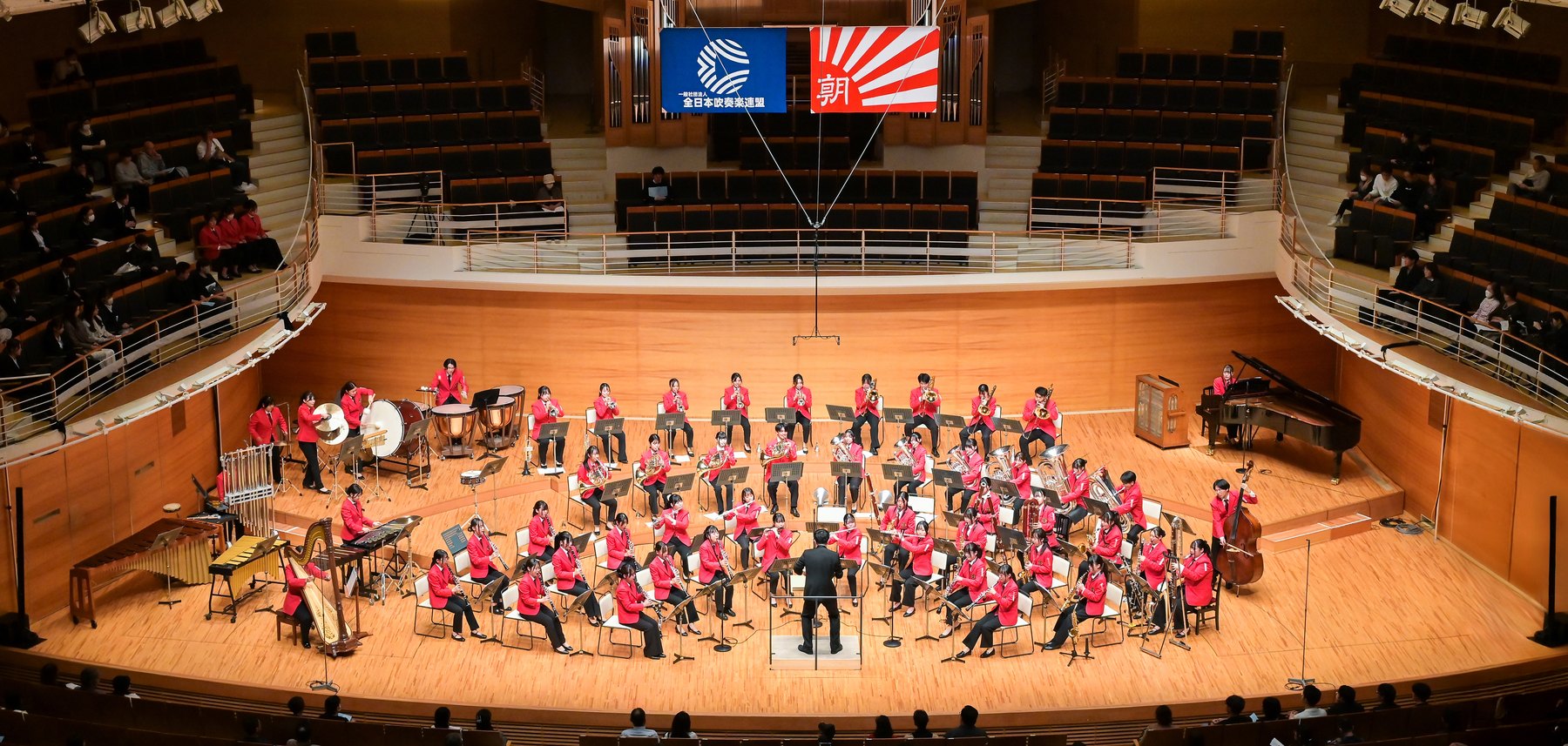 全日本吹奏楽コンクールの舞台で演奏する中部学院大学吹奏楽部