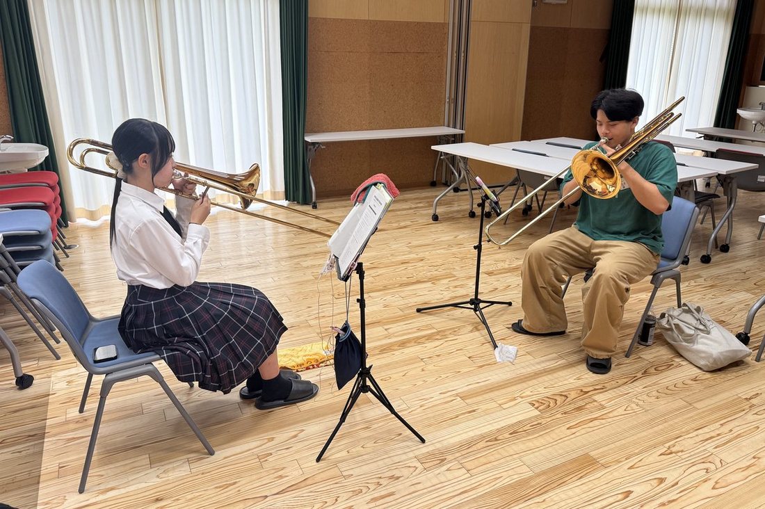 中学生に楽器指導を行う吹奏楽部員